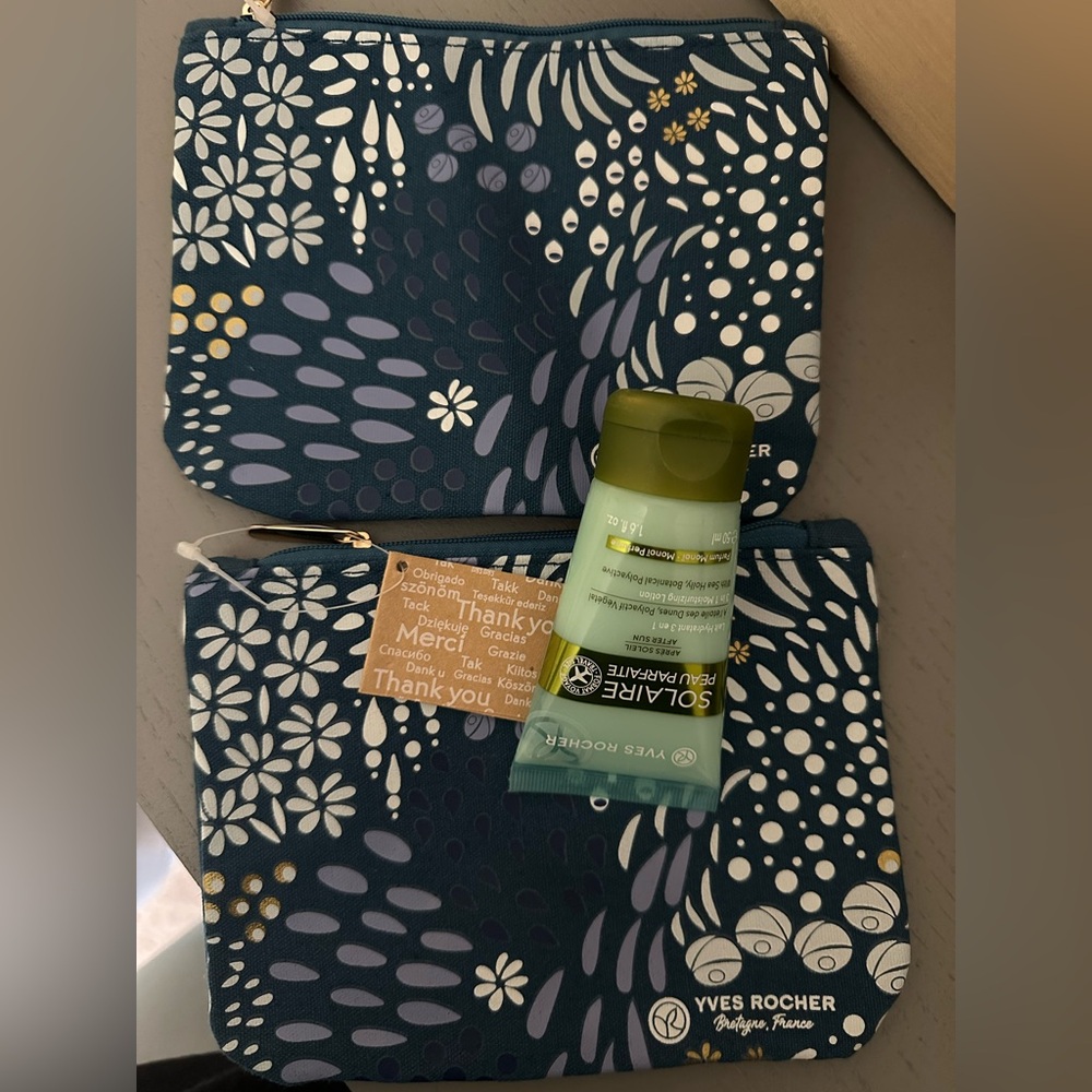 Yves Rocher Blue and White Cosmetic Bag Set